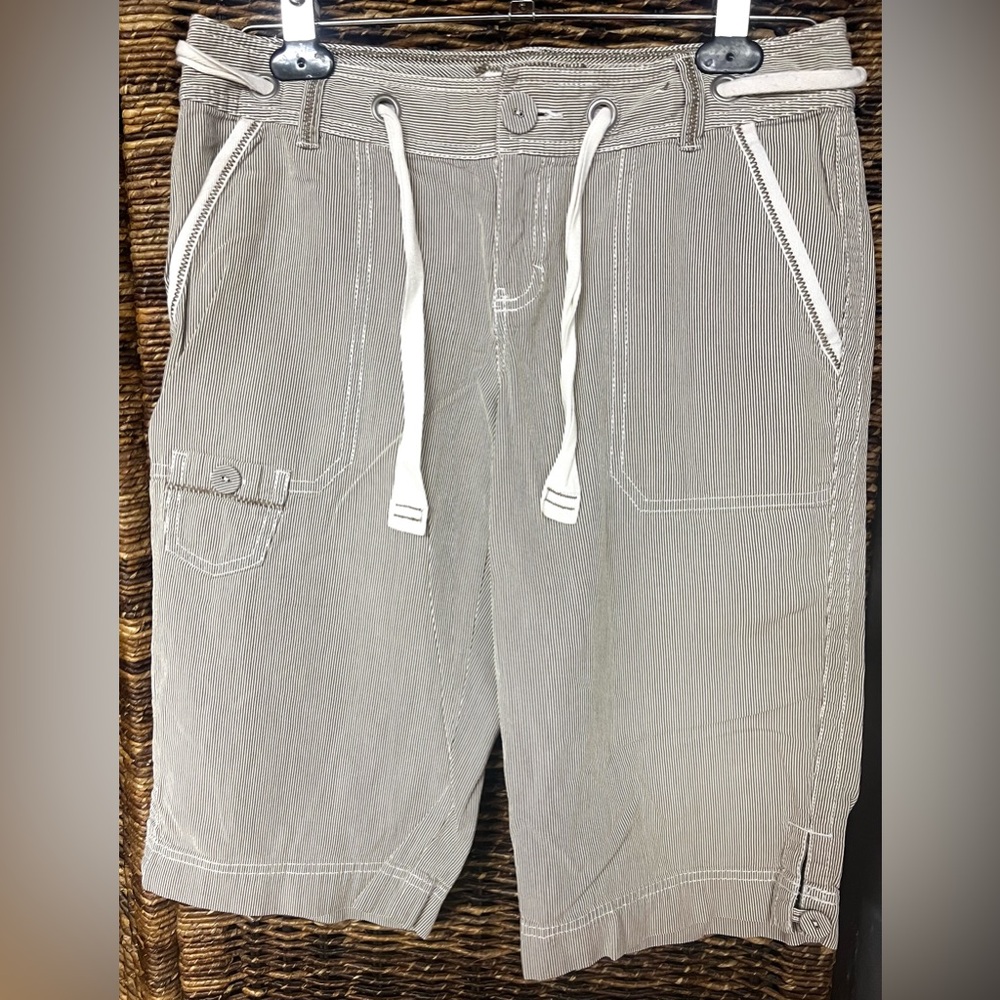 Eddie Bauer- Womens Size:4, Striped Tan/Cream‎ Shorts, Pre-Owned